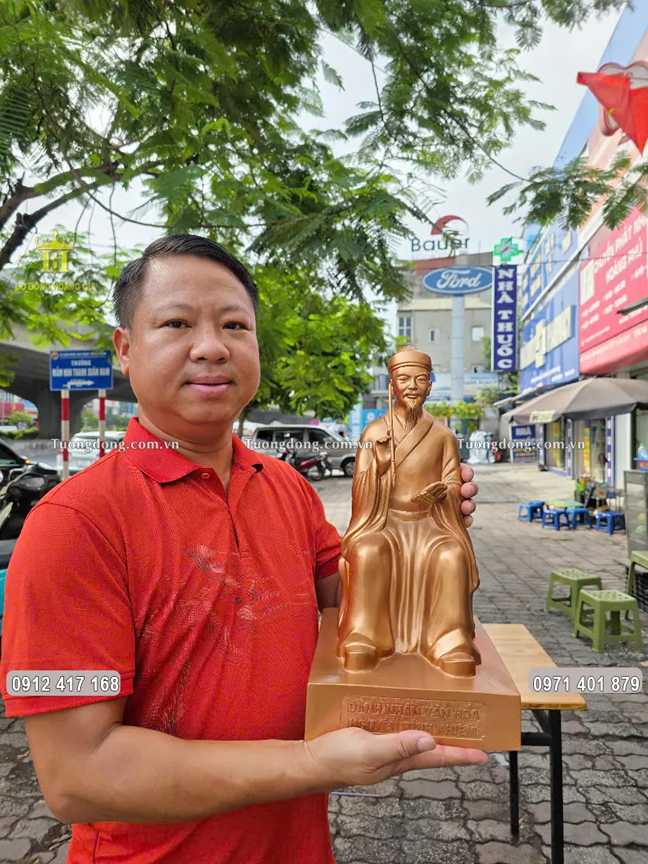 Ngài được đúc theo dáng ngồi vô cùng ung dung tự tại trên phiến đá